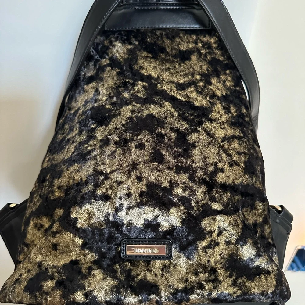 NWOT: triangular shape knapsack - Picture 5 of 8